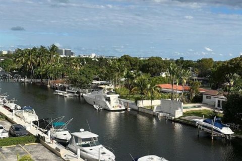 Condominio en venta en North Miami, Florida, 2 dormitorios, 89.46 m2 № 1981916 - foto 2