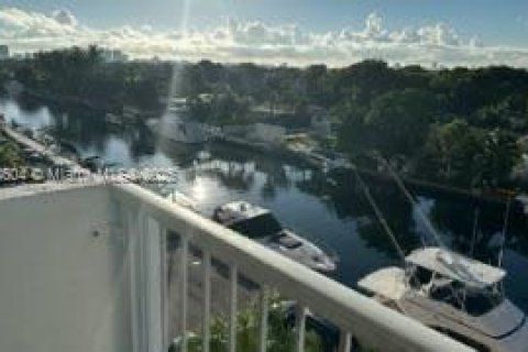 Condominio en venta en North Miami, Florida, 2 dormitorios, 89.46 m2 № 1981916 - foto 1