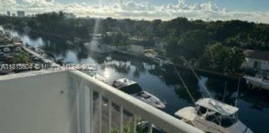 Condominio en North Miami, Florida, 2 dormitorios  № 1981916