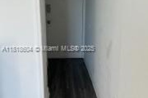 Condominio en venta en North Miami, Florida, 2 dormitorios, 89.46 m2 № 1981916 - foto 11