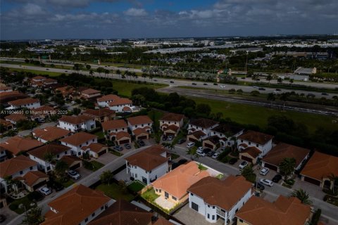 House in Miami, Florida 3 bedrooms, 161.19 sq.m. № 1956975 - photo 14