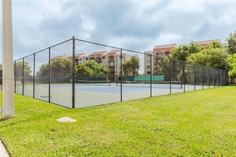 House in Miami, Florida 3 bedrooms, 161.19 sq.m. № 1956975 - photo 17