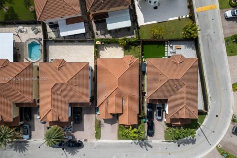 House in Miami, Florida 3 bedrooms, 161.19 sq.m. № 1956975 - photo 12