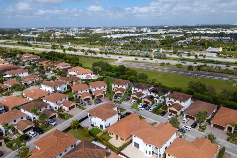 House in Miami, Florida 3 bedrooms, 161.19 sq.m. № 1956975 - photo 13