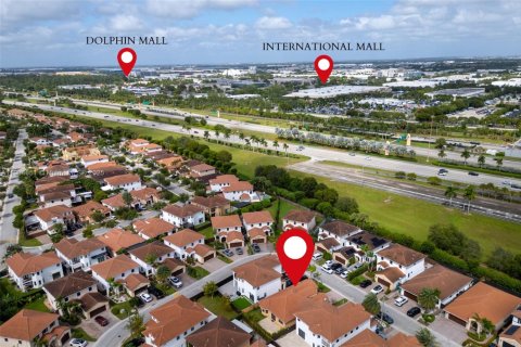 House in Miami, Florida 3 bedrooms, 161.19 sq.m. № 1956975 - photo 11