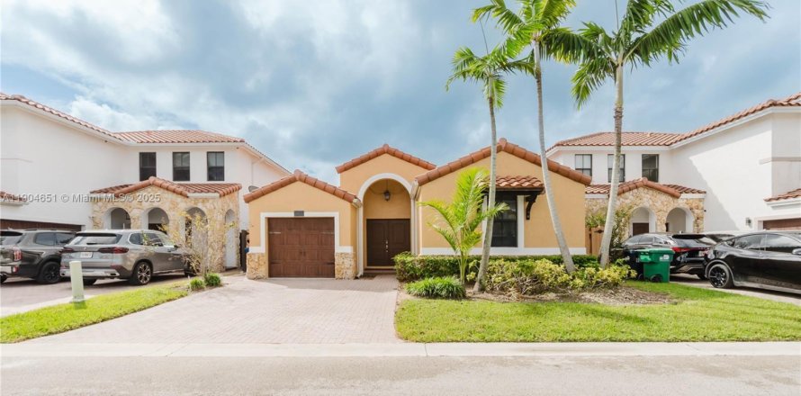 House in Miami, Florida 3 bedrooms, 161.19 sq.m. № 1956975