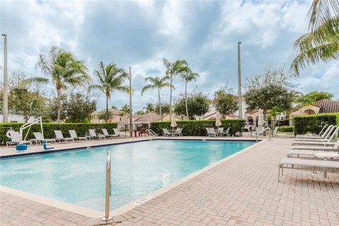 House in Miami, Florida 3 bedrooms, 161.19 sq.m. № 1956975 - photo 15