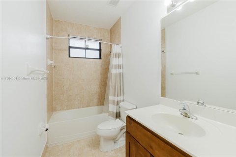 House in Miami, Florida 3 bedrooms, 161.19 sq.m. № 1956975 - photo 8