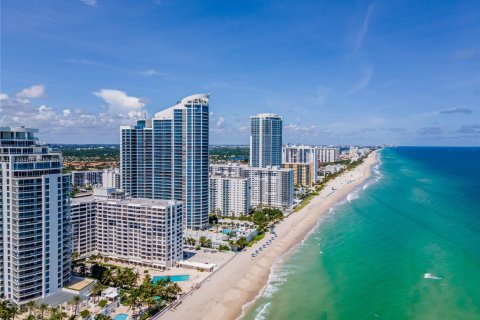 Condo in Hollywood, Florida  № 1739041 - photo 1