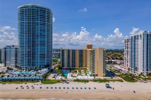 Condo in Hollywood, Florida  № 1739041 - photo 17