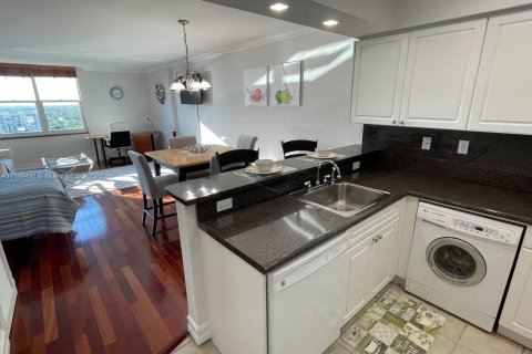 Condo in Hollywood, Florida  № 1739041 - photo 30