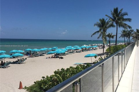 Condo in Hollywood, Florida  № 1739041 - photo 21