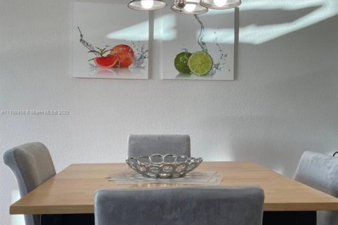 Condo in Hollywood, Florida  № 1739041 - photo 11