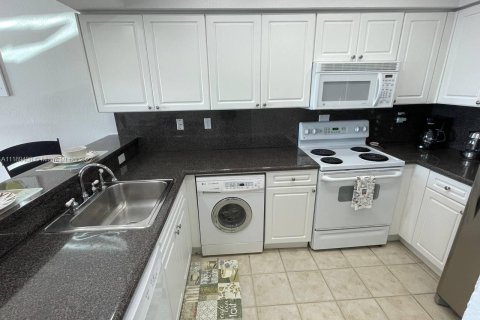 Condo in Hollywood, Florida  № 1739041 - photo 9