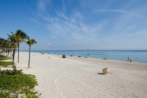 Condo in Hollywood, Florida  № 1739041 - photo 24