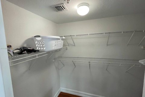 Condo in Hollywood, Florida  № 1739041 - photo 13