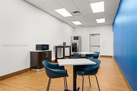 Commercial property in Miami, Florida 116 bedrooms, 4853.4 sq.m. № 1952474 - photo 4