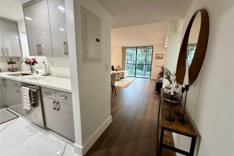 Condo in Miami, Florida, 2 bedrooms  № 2027758 - photo 3