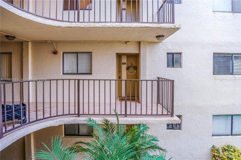 Condo in Miami, Florida, 2 bedrooms  № 2027758 - photo 18