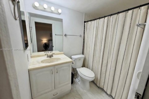 Condo in Miami, Florida, 2 bedrooms  № 2027758 - photo 13