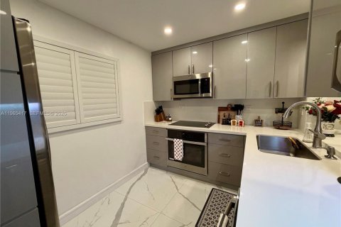 Condo in Miami, Florida, 2 bedrooms  № 2027758 - photo 2