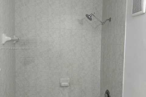 Condo in Hialeah, Florida, 2 bedrooms  № 1940326 - photo 14