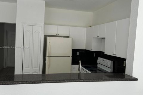 Condo in Hialeah, Florida, 2 bedrooms  № 1940326 - photo 4