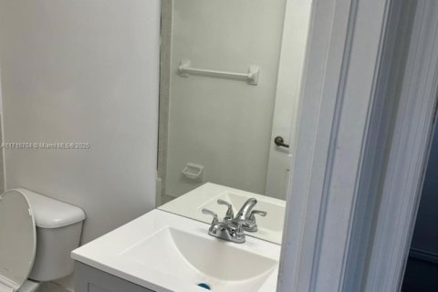 Condo in Hialeah, Florida, 2 bedrooms  № 1940326 - photo 13