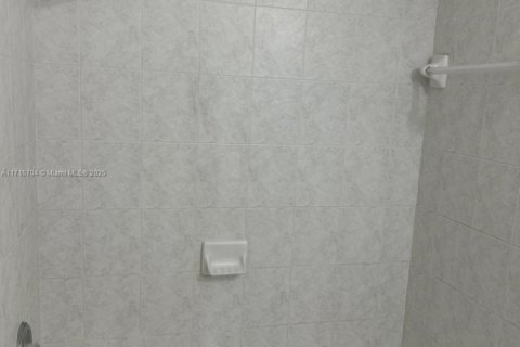 Condo in Hialeah, Florida, 2 bedrooms  № 1940326 - photo 15