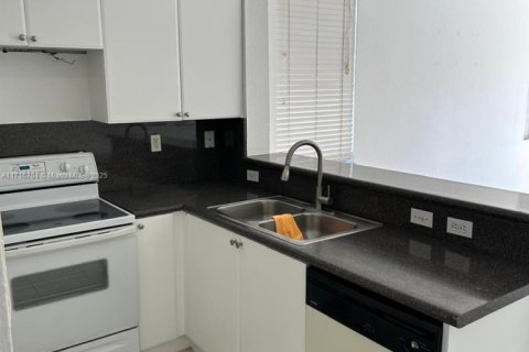 Condo in Hialeah, Florida, 2 bedrooms  № 1940326 - photo 3