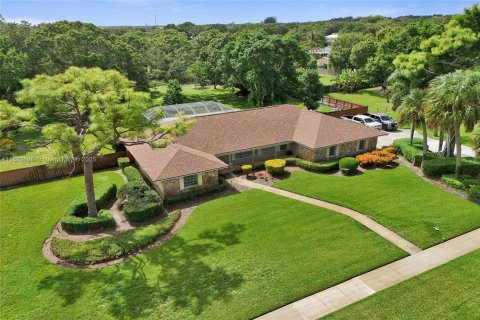 House in St. Lucie, Florida 4 bedrooms, 310.94 sq.m. № 1944073 - photo 2