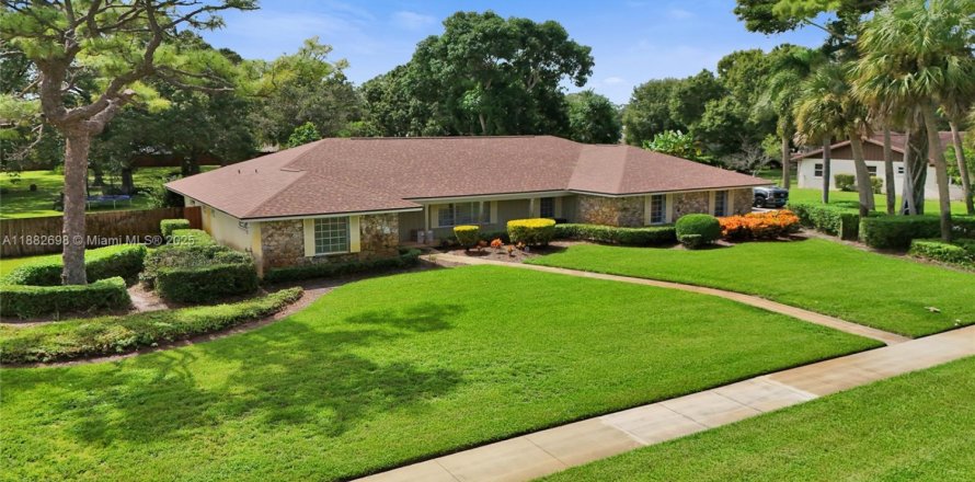 House in St. Lucie, Florida 4 bedrooms, 310.94 sq.m. № 1944073