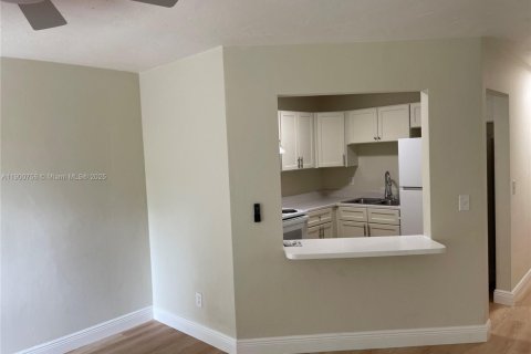 Casa en alquiler en Sunrise, Florida, 1 dormitorio, 365.57 m2 № 1952077 - foto 7