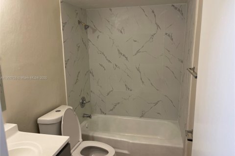 Casa en alquiler en Sunrise, Florida, 1 dormitorio, 365.57 m2 № 1952077 - foto 10