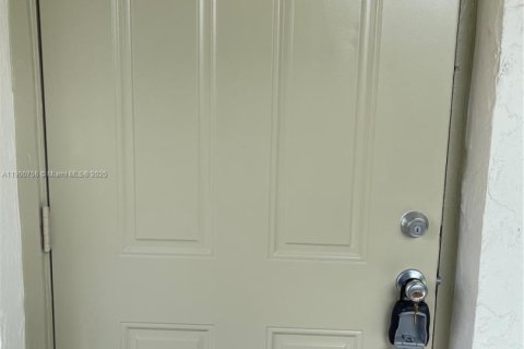Casa en alquiler en Sunrise, Florida, 1 dormitorio, 365.57 m2 № 1952077 - foto 5