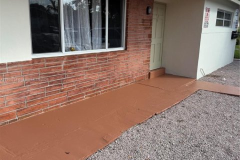 Casa en alquiler en Sunrise, Florida, 1 dormitorio, 365.57 m2 № 1952077 - foto 2