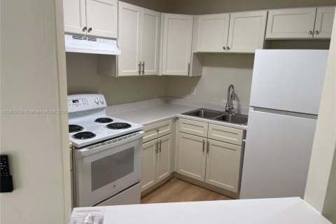 Casa en alquiler en Sunrise, Florida, 1 dormitorio, 365.57 m2 № 1952077 - foto 8