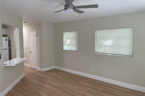 Casa en alquiler en Sunrise, Florida, 1 dormitorio, 365.57 m2 № 1952077 - foto 6