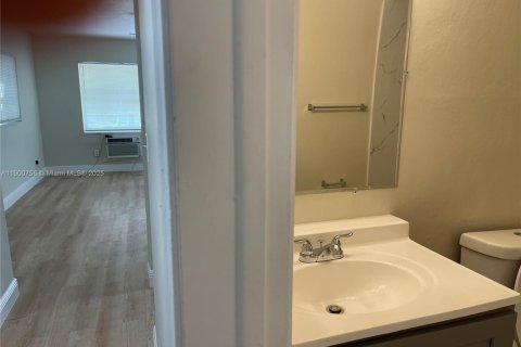 Casa en alquiler en Sunrise, Florida, 1 dormitorio, 365.57 m2 № 1952077 - foto 11