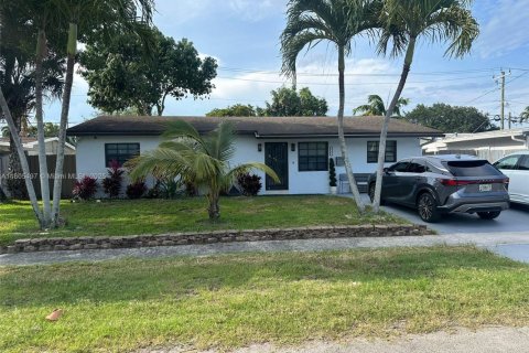 House in Hollywood, Florida 4 bedrooms, 132.01 sq.m. № 1959673 - photo 2