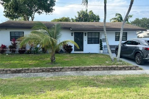 House in Hollywood, Florida 4 bedrooms, 132.01 sq.m. № 1959673 - photo 1