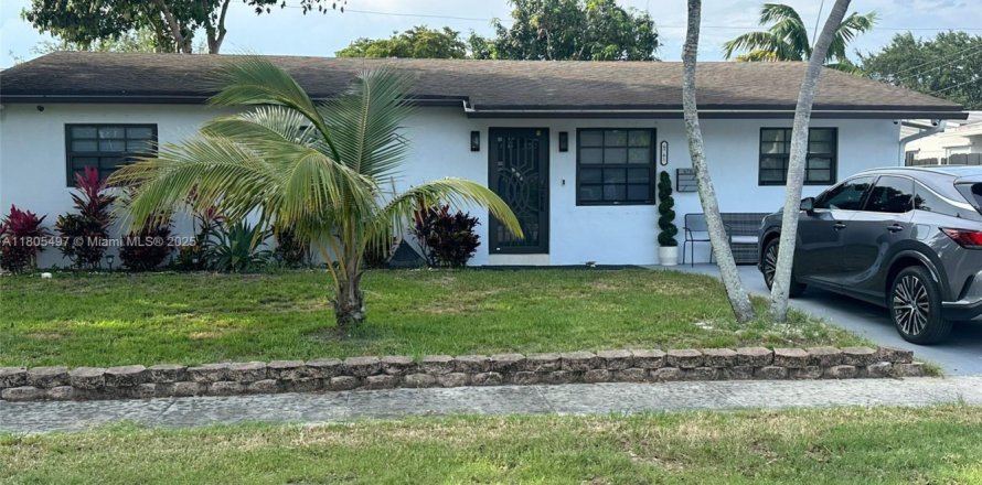 House in Hollywood, Florida 4 bedrooms, 132.01 sq.m. № 1959673