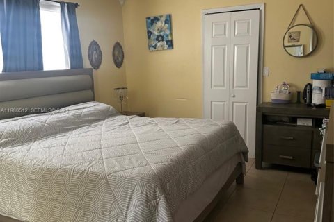 House in Hialeah, Florida 3 bedrooms, 119.38 sq.m. № 2044133 - photo 11