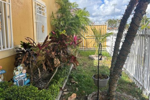 House in Hialeah, Florida 3 bedrooms, 119.38 sq.m. № 2044133 - photo 3