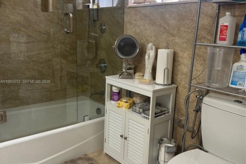 House in Hialeah, Florida 3 bedrooms, 119.38 sq.m. № 2044133 - photo 10