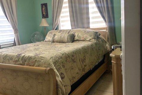 House in Hialeah, Florida 3 bedrooms, 119.38 sq.m. № 2044133 - photo 8