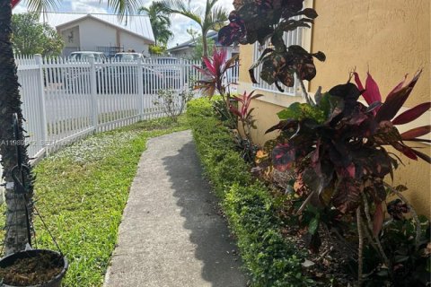 House in Hialeah, Florida 3 bedrooms, 119.38 sq.m. № 2044133 - photo 4