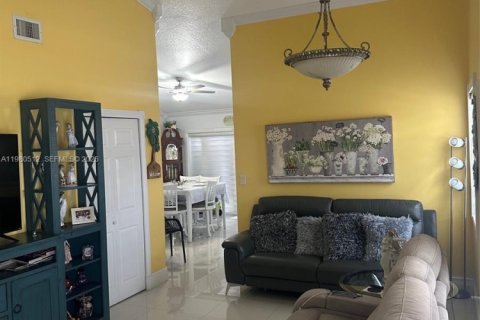 House in Hialeah, Florida 3 bedrooms, 119.38 sq.m. № 2044133 - photo 12