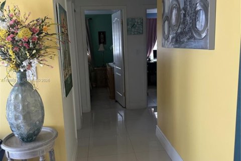 House in Hialeah, Florida 3 bedrooms, 119.38 sq.m. № 2044133 - photo 13