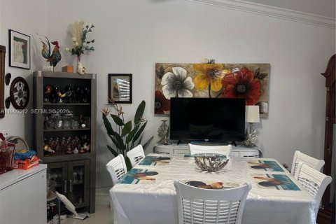 House in Hialeah, Florida 3 bedrooms, 119.38 sq.m. № 2044133 - photo 15